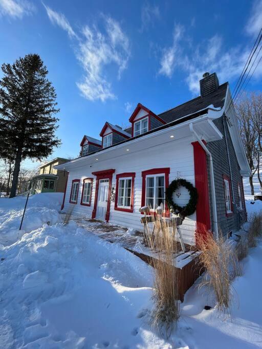Om Chalet 1 Avec Spa Face Au Fleuve Saint-Jean Exterior photo